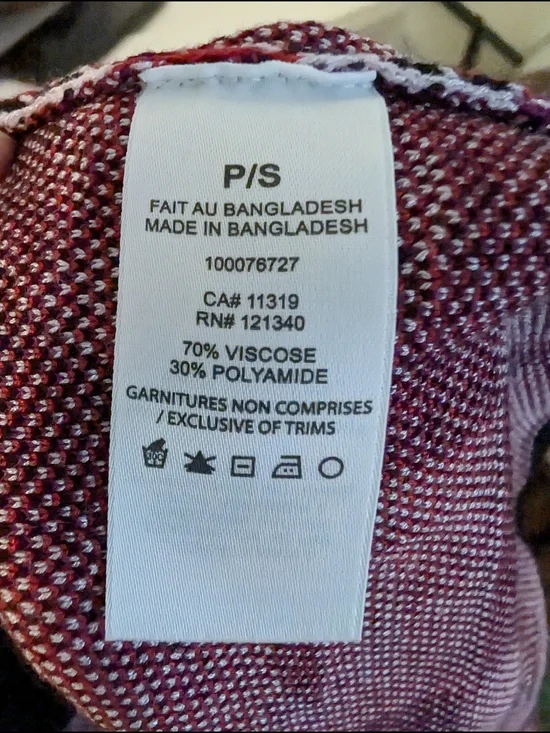 Garage Knit Sleeveless Lip-Print Crop Top - Red, Purple & Black - Picture 6 of 6